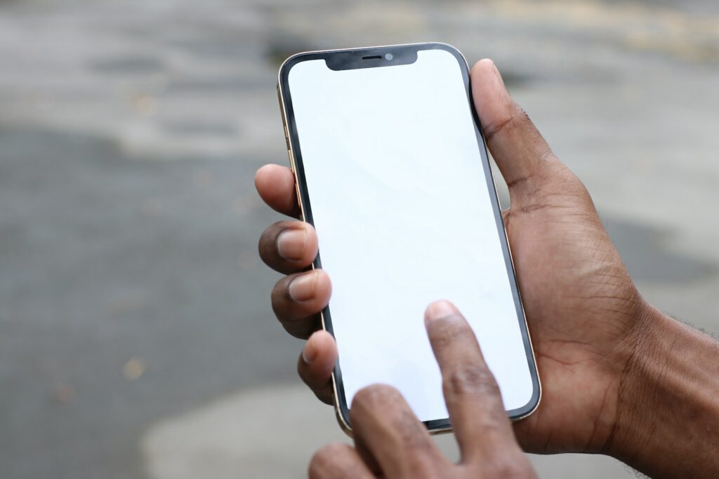 persona con iphone 6 plateado con estuche negro