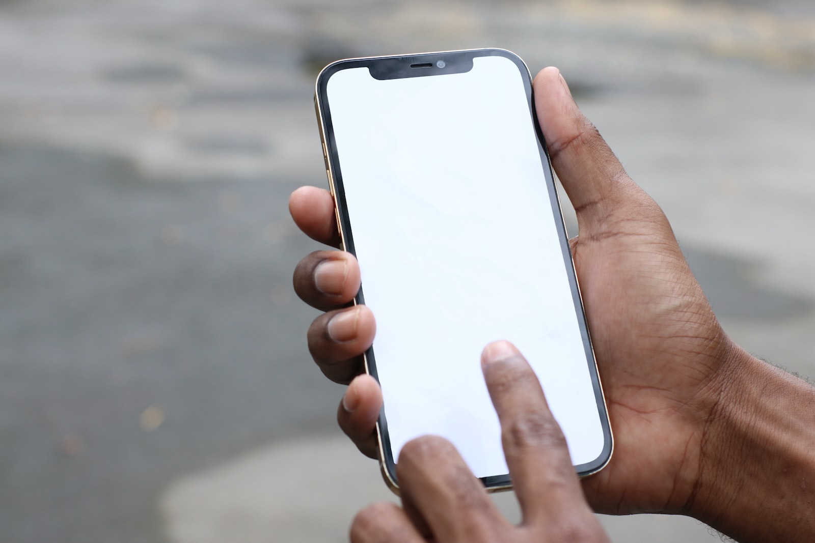 אדם מחזיק אייפון 6 כסוף עם נרתיק שחור